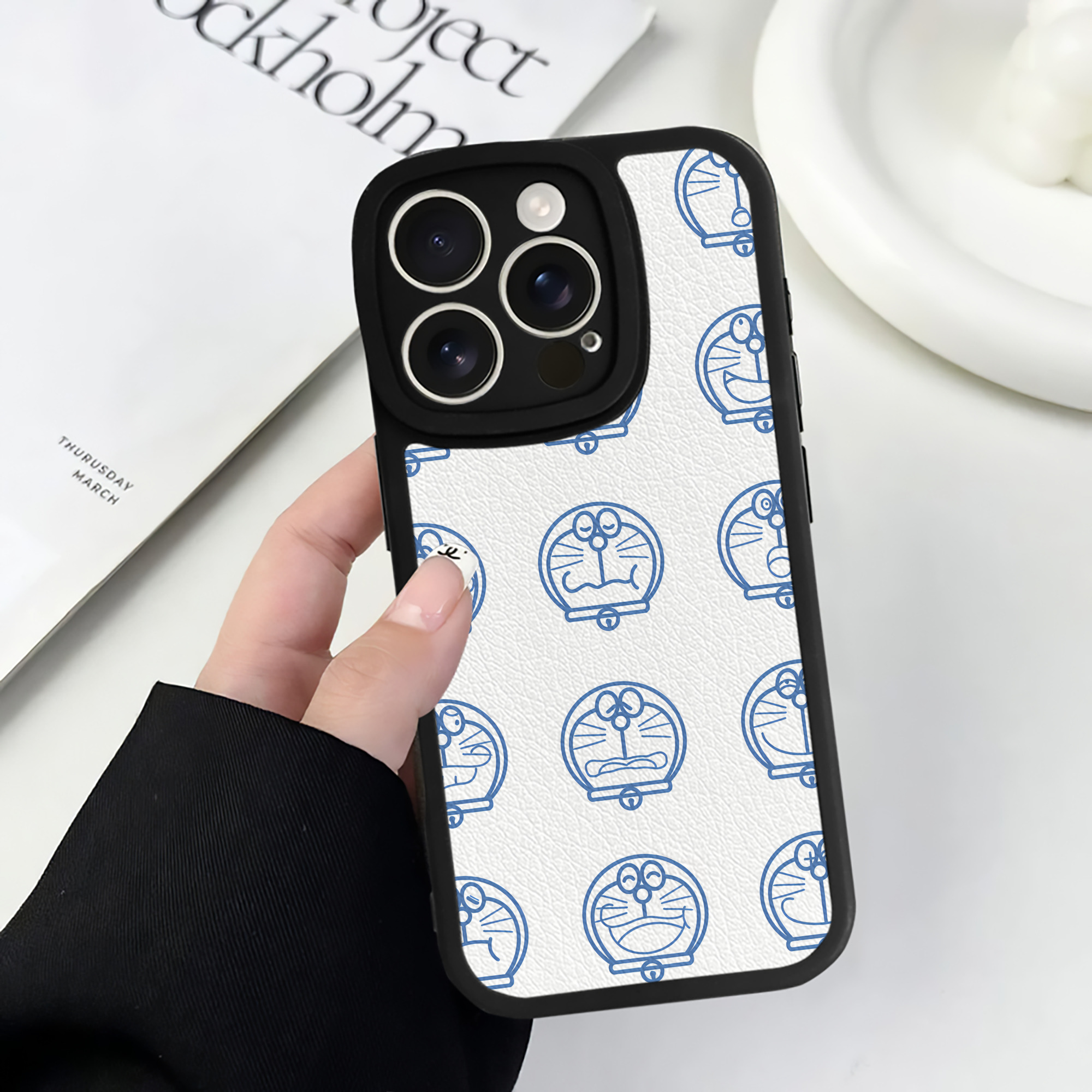 （画像用） ドラえもん Doraemon 【iPhone 16シリーズ対応】シリコンスマホケース（レザー調） 材質：シリコン